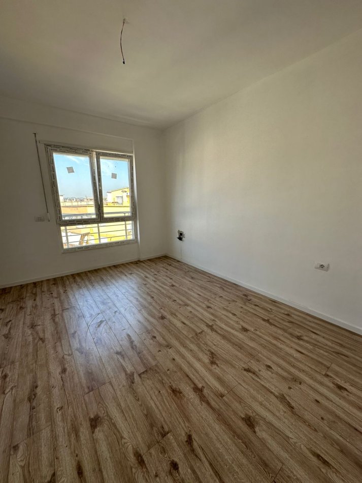 Tirane, jepet me qera zyre Kati 6, 65 m² 500 € (Niku Konstruksion, Komuna e Parisit)