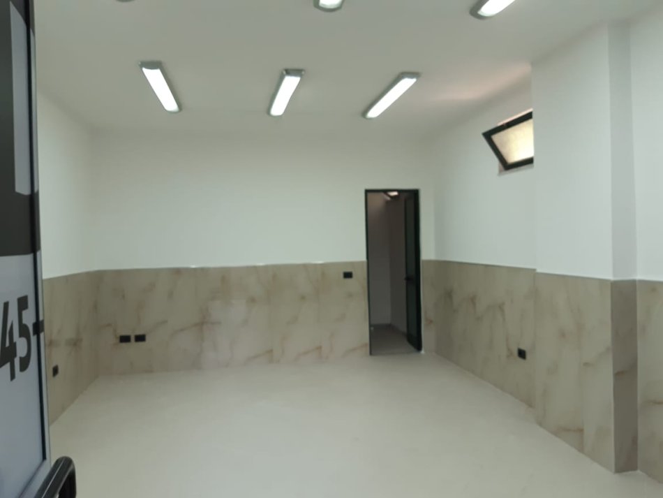 Tirane, jepet me qera dyqan Kati 0, 35 m² 400 € (Rruga e Bogdaneve)