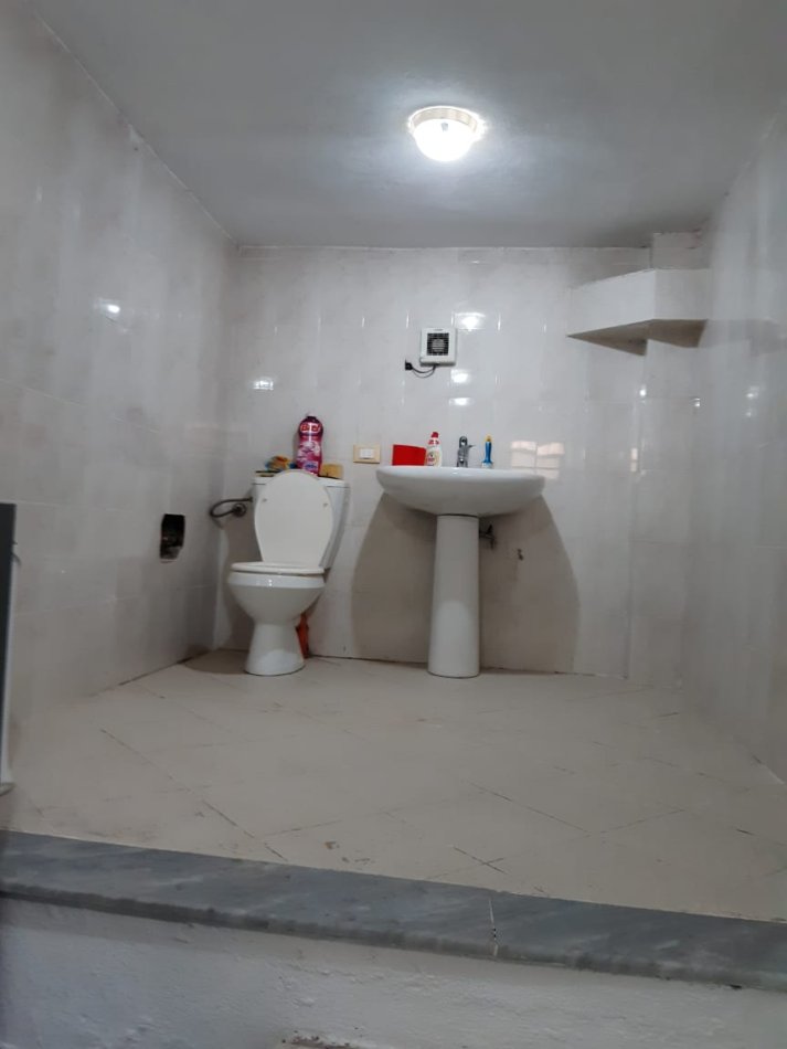 Tirane, jepet me qera dyqan Kati 0, 35 m² 400 € (Rruga e Bogdaneve)