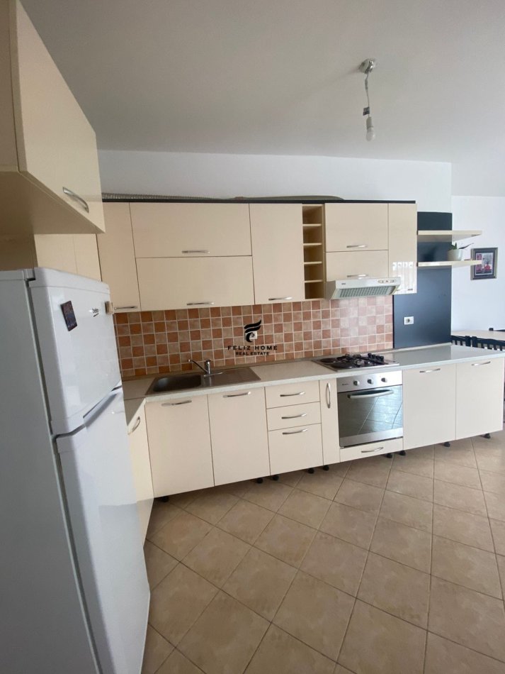 Tirane, jepet me qera apartament 2+1+Ballkon Kati 6, 100 m² 600 € (QENDRA)