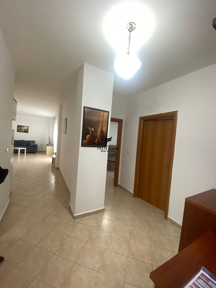 Tirane, jepet me qera apartament 2+1+Ballkon Kati 6, 100 m² 600 € (QENDRA)