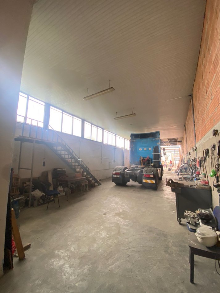 Tirane, jepet me qera magazine Kati 3, 1.100 m² 3.000 € (Autostrada Tiranë - Durrës Tiranë,Shqipëria)