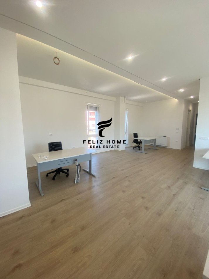 Tirane, jepet me qera zyre Kati 9, 140 m² 1.600 € (SELVIA)