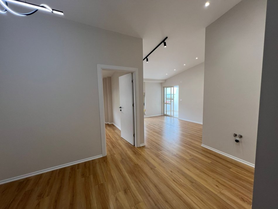 Durres, shitet apartament 1+1+Ballkon Kati 8, 68 m² 90.000 € (Durres)