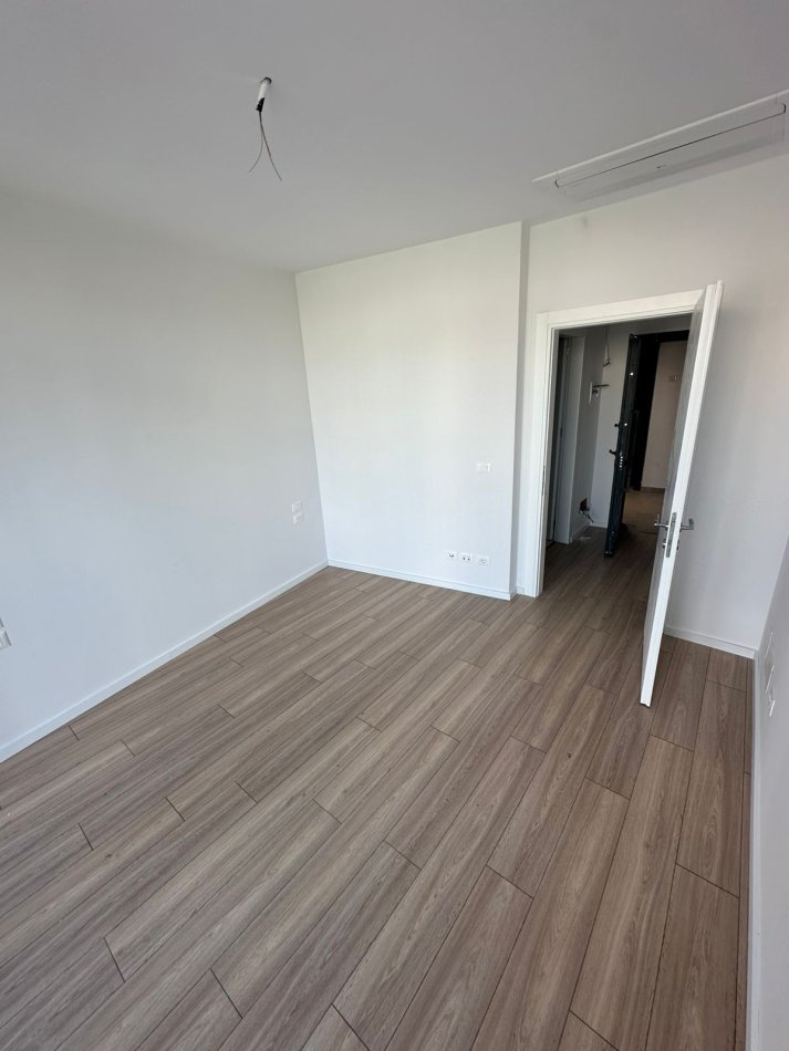 Tirane, jepet me qera zyre Kati 2, 67 m² 650 € (Lake View Residence)
