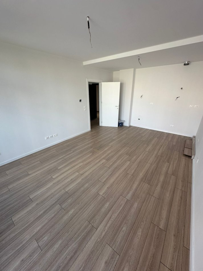 Tirane, jepet me qera zyre Kati 2, 67 m² 650 € (Lake View Residence)