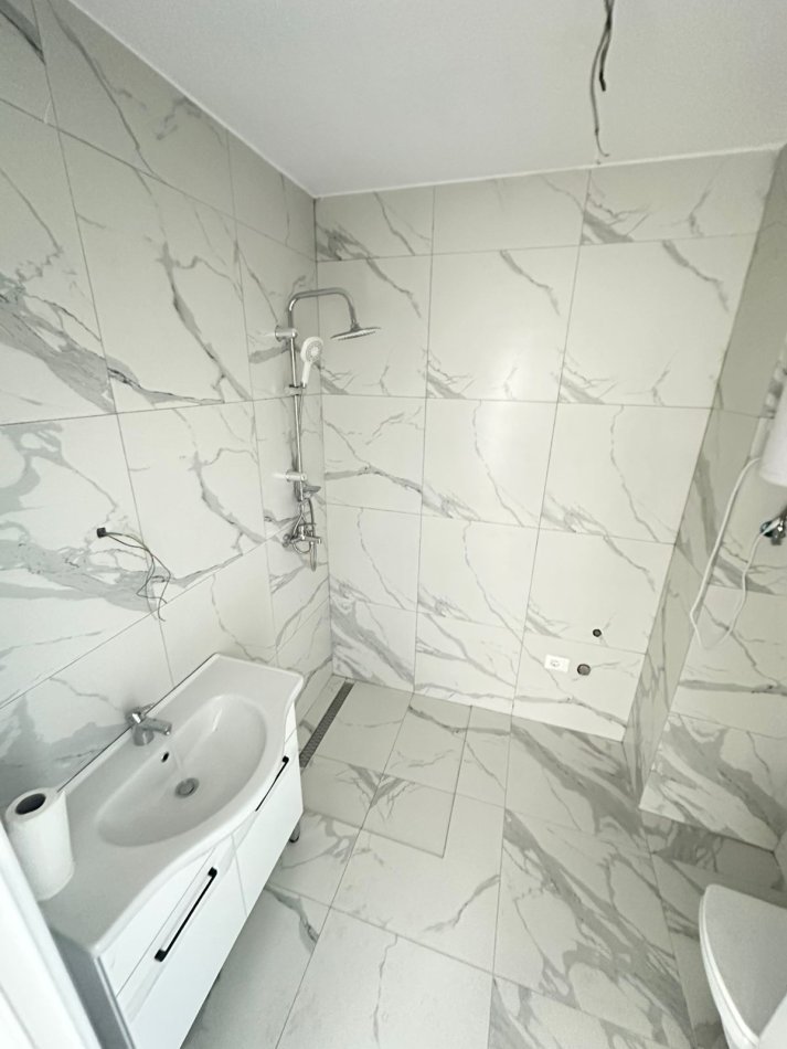 Tirane, jepet me qera zyre Kati 2, 67 m² 650 € (Lake View Residence)