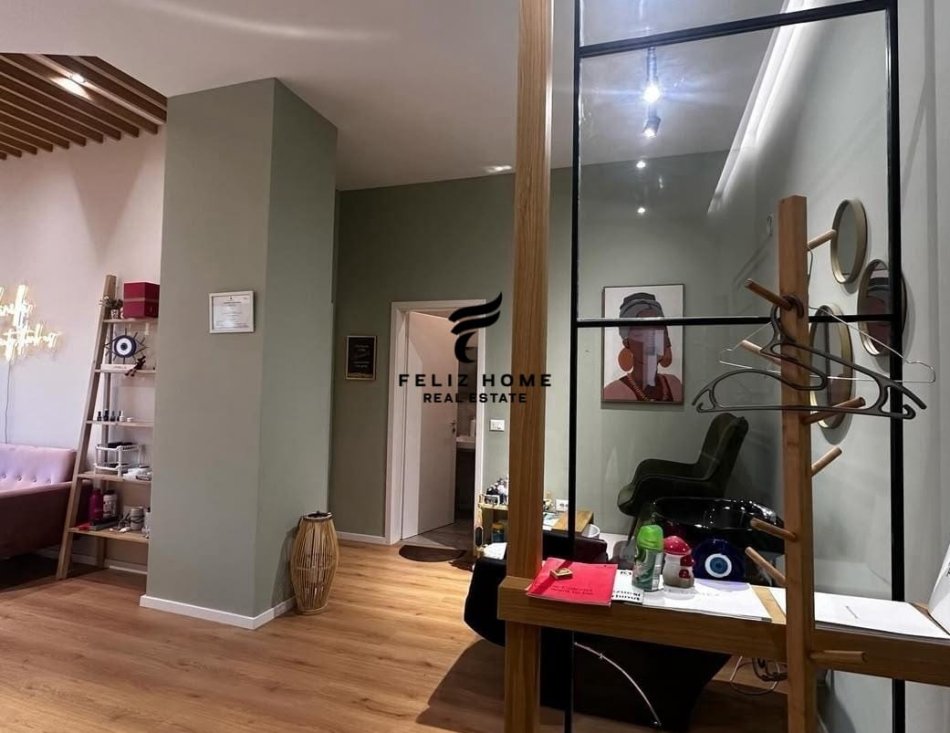 Tirane, jepet me qera dyqan Kati 0, 80 m² 700 € (21 DHJETORI)