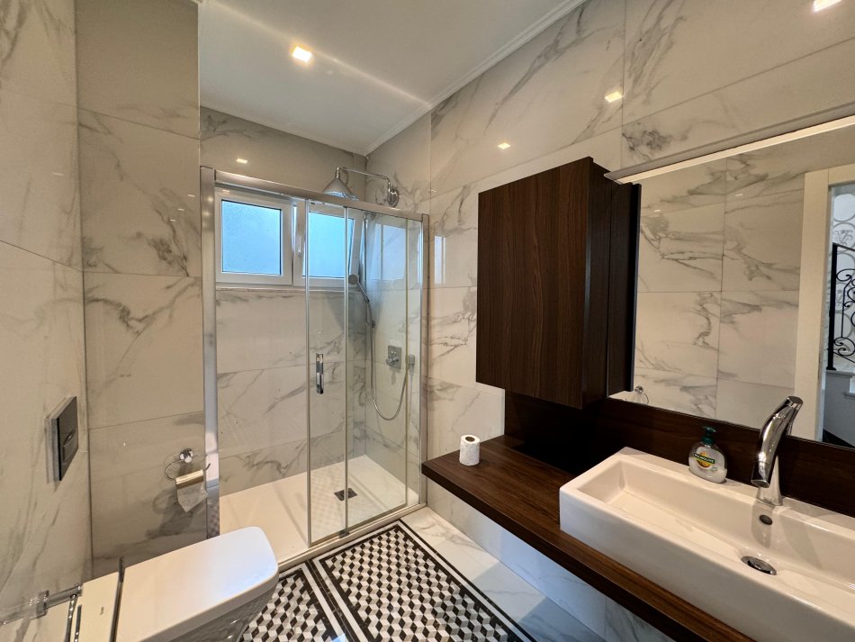 Durres, shitet Vile 4+1 Kati 1, 278 m² 980.000 € (Gjiri i Lalzit)