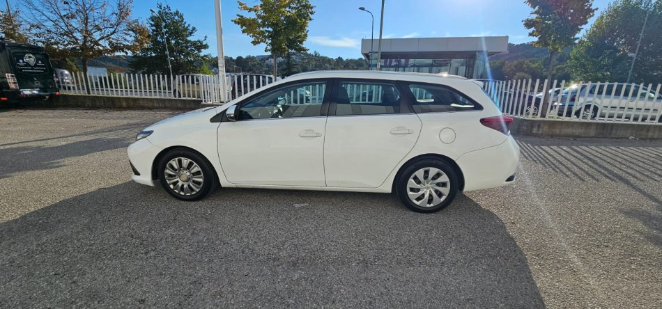 Tirane, shitet makine Toyota Auris Nafte, e bardhë manuale Kondicioner 135.000 km 8.500 €