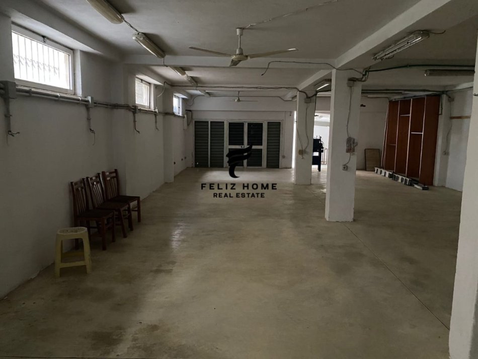 Tirane, jepet me qera magazine Kati 0, 300 m² 1.000 € (ISH FUSHA AVIACIONIT)