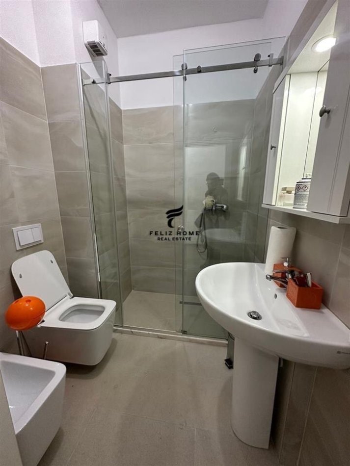 Tirane, jepet me qera zyre Kati 3, 60 m² 450 € (KOMUNA E PARISIT)