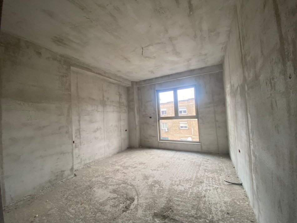 Tirane, shitet apartament 2+1+Aneks+Ballkon Kati 4, 120 m² 300.000 € (SHKOLLA E KUQE)