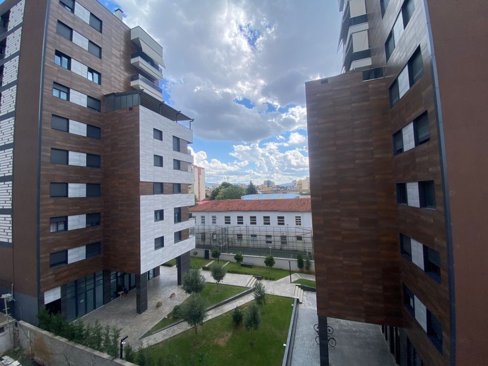 Tirane, shitet apartament 2+1+Aneks+Ballkon Kati 4, 120 m² 300.000 € (SHKOLLA E KUQE)