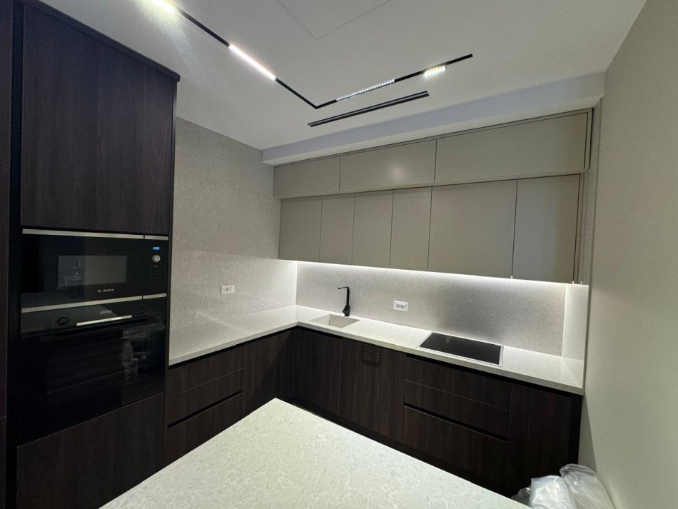 Tirane, jepet me qera apartament 2+1 Kati 11, 126 m² 2.000 € (Rezidenca Lake View)