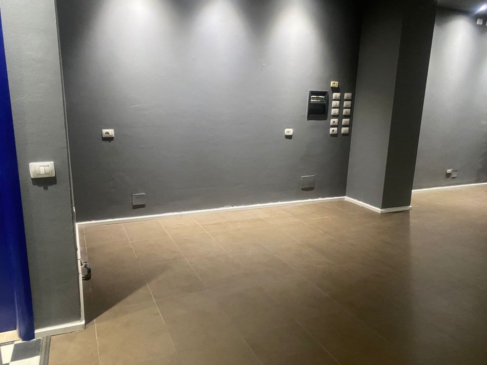 Tirane, shitet ambjent biznesi , 80 m² 216.000 € (PALLATI ME SHIGJETA)