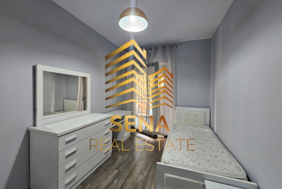 Tirane, jepet me qera apartament 2+1+Ballkon Kati 7, 128 m² 1.000 € (Rruga e Kavajës)