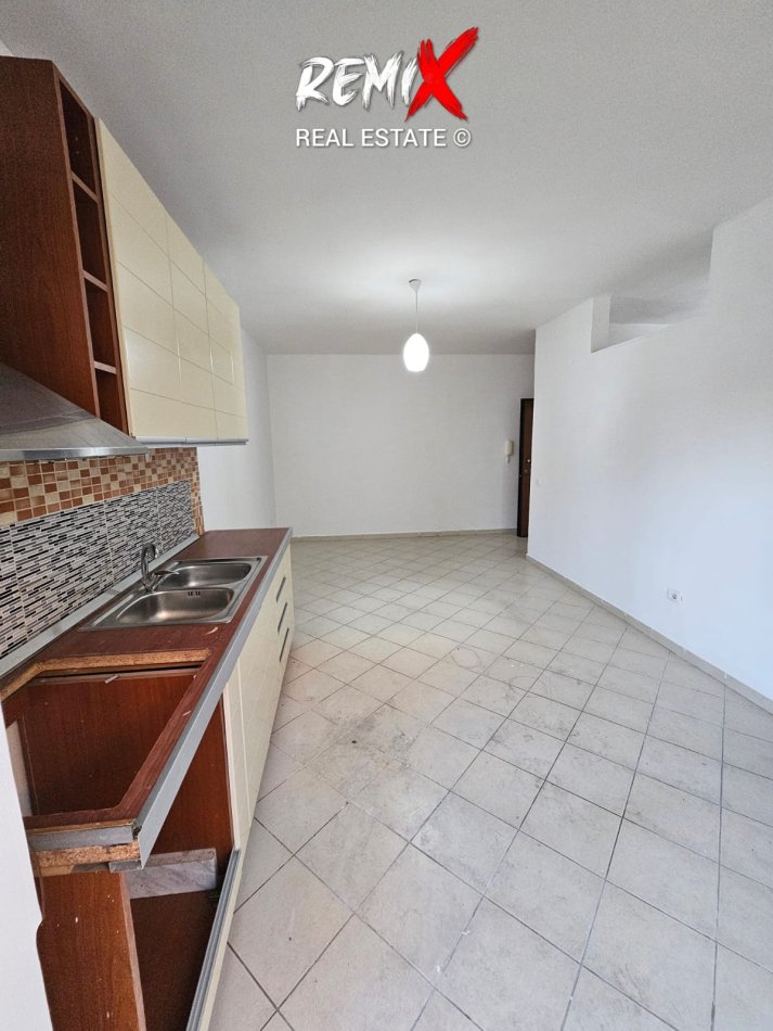 Shkembi Kavajes, shitet apartament 1+1+Aneks+Ballkon Kati 5, 55 m² 49.000 € 