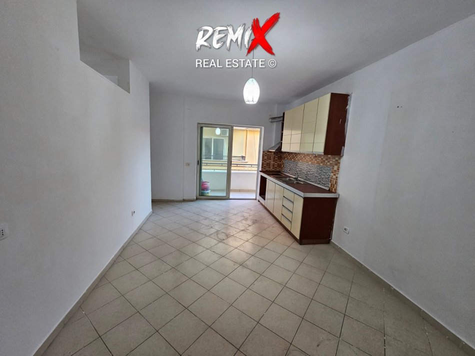 Shkembi Kavajes, shitet apartament 1+1+Aneks+Ballkon Kati 5, 55 m² 49.000 € 