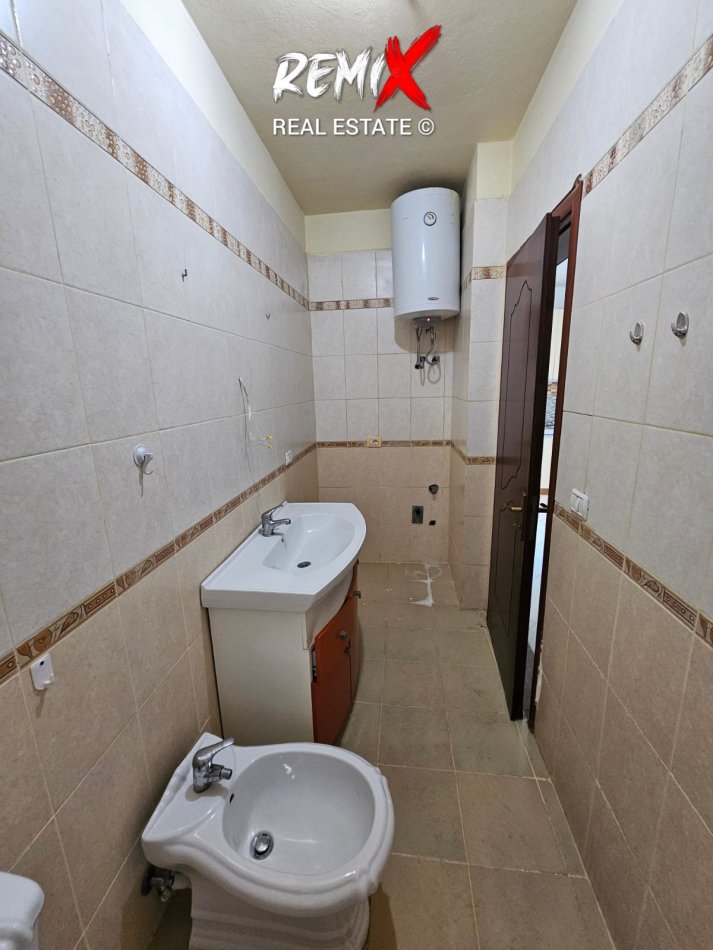 Shkembi Kavajes, shitet apartament 1+1+Aneks+Ballkon Kati 5, 55 m² 49.000 € 
