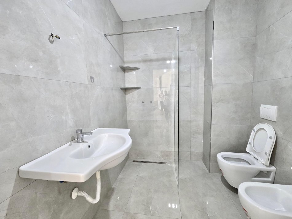 Me Qera: Zyrë ( 2 Ambiente Pune ) 📍Lake View Residences - Liqeni i Tiranes || Kati: 2 - Mundesi Parkimi me Cmim Extra ** 950 Euro/Muaj Neto **