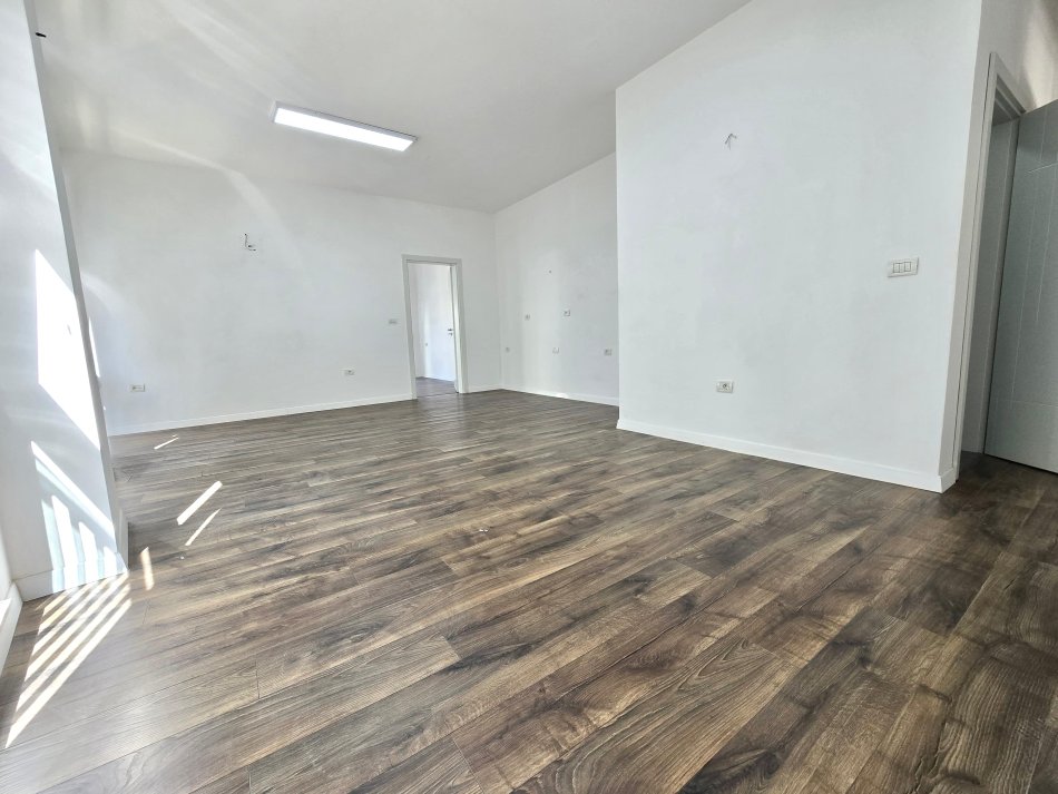 Me Qera: Zyre ( 2+1+2wc & Ballkon )📍KOMUNA PARISIT -  Kika 2, afer | me Fasade Xhami & Pamje nga Rruga * 800 Euro/Muaj  NETO *