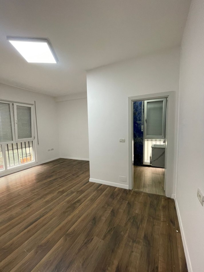 Tirane, jepet me qera apartament 2+1 Kati 2, 94 m² 800 € (Komuna e Parisit)