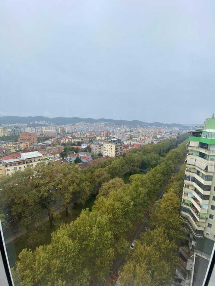 Tirane, jepet me qera apartament 2+1+Ballkon Kati 13, 133 m² 1.100 € (Ish ekspozita)