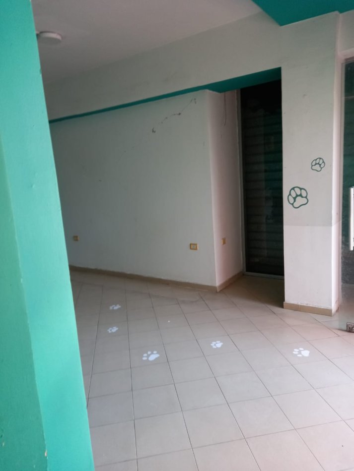 Durres, jepet me qera dyqan Kati 0, 84 m² 1.000 € (Rruga Adria, Stacioni i Trenit)