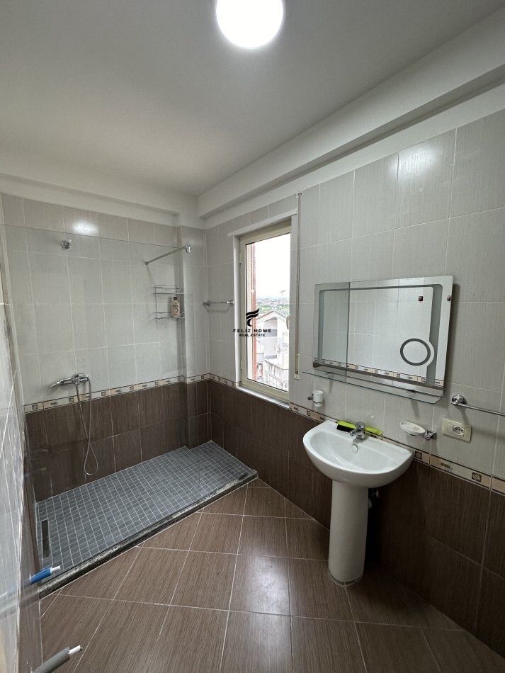 Tirane, jepet me qera apartament 2+1+Ballkon Kati 4, 96 m² 700 € (LIQENI ARTIFICIAL)