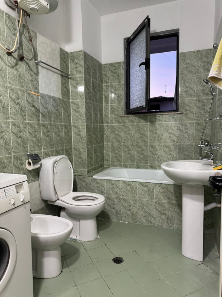 Tirane, Apartament me qira  Kati 3, 102 m² 580 € (Rruga Durresit)