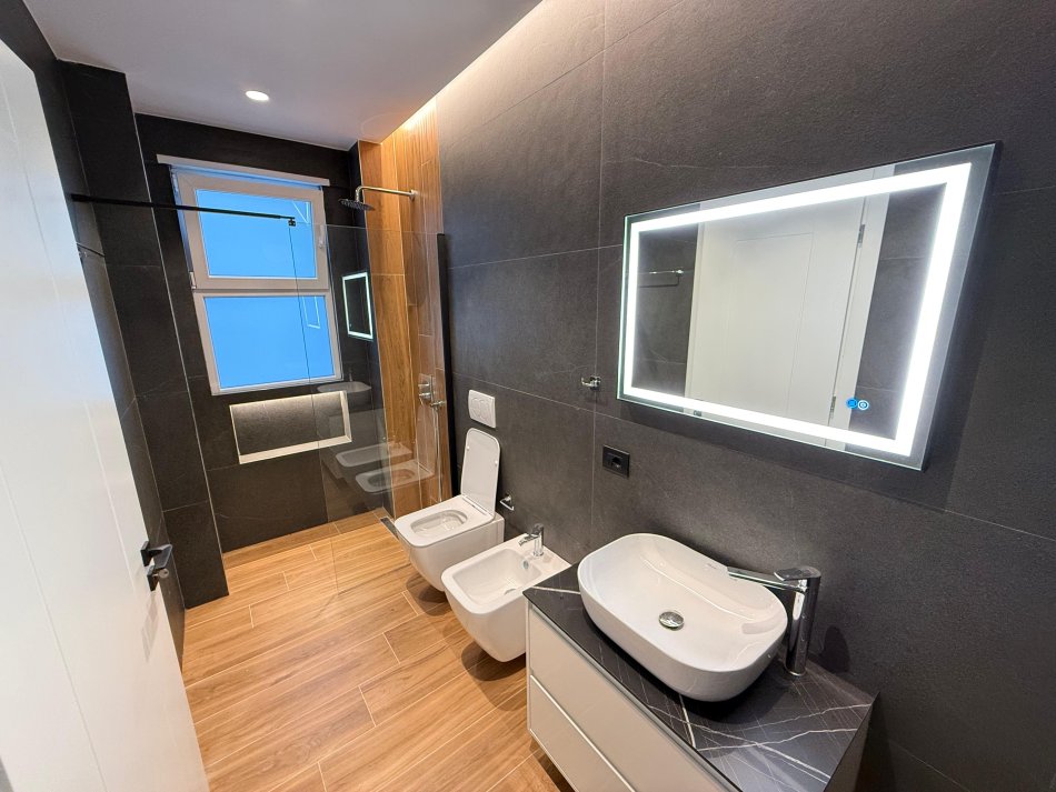 Shitet Apartament 2+1+2 tek (LIQENI I THATE , RRUGA HAMDI SINA)