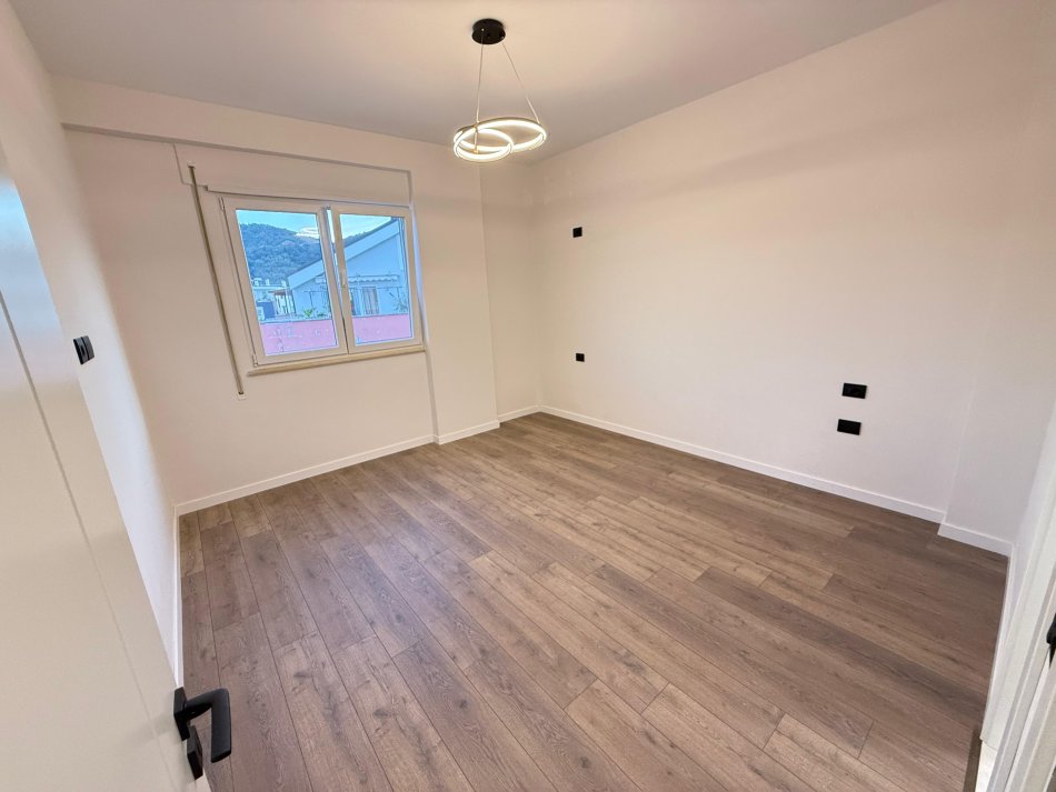 Shitet Apartament 2+1+2 tek (LIQENI I THATE , RRUGA HAMDI SINA)