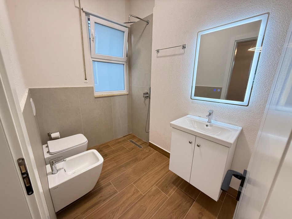 Shitet Apartament 2+1+2 tek (LIQENI I THATE , RRUGA HAMDI SINA)