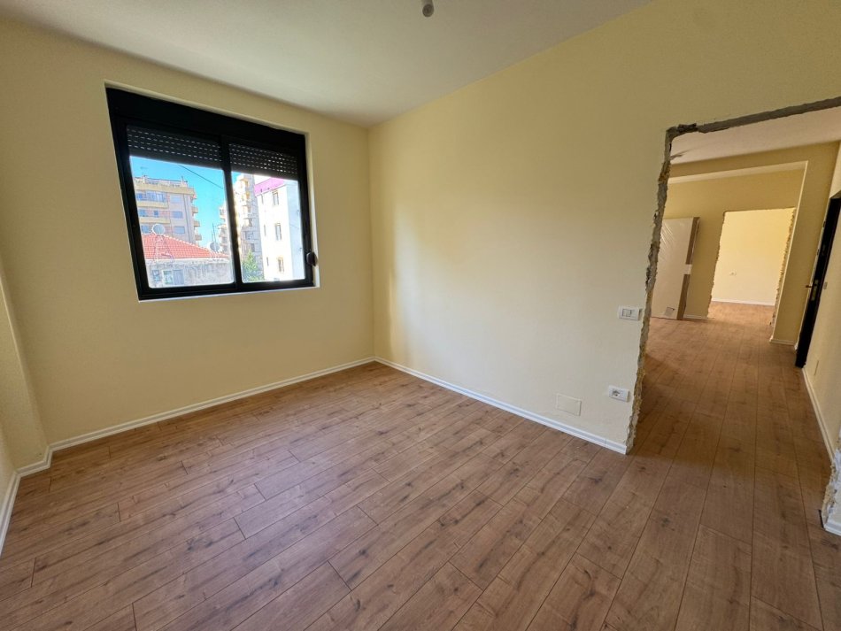 Durres, shitet apartament 2+1+Ballkon Kati 2, 84 m² 98.000 € (rruga Pavaresia)