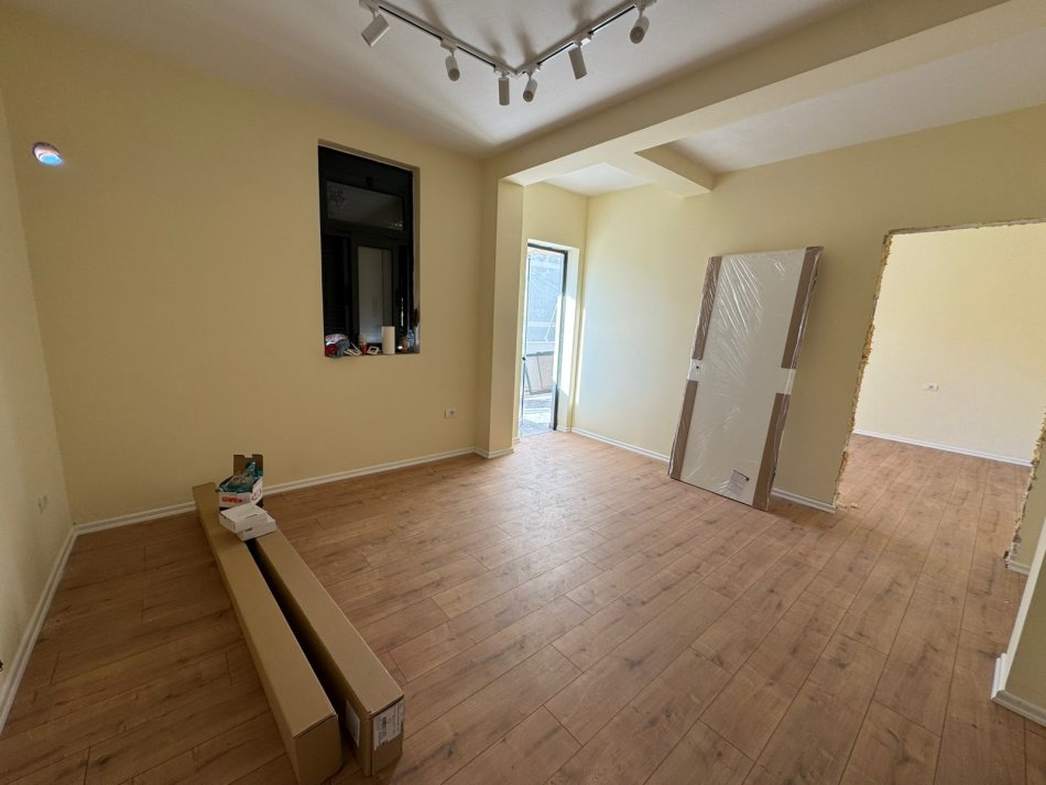 Durres, shitet apartament 2+1+Ballkon Kati 2, 84 m² 98.000 € (rruga Pavaresia)