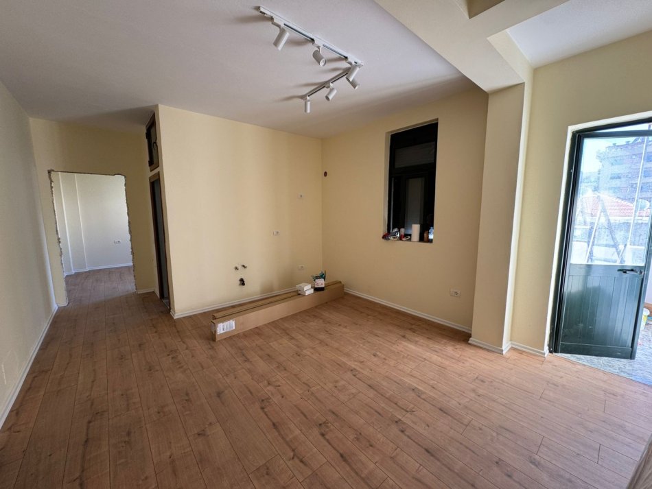 Durres, shitet apartament 2+1+Ballkon Kati 2, 84 m² 98.000 € (rruga Pavaresia)
