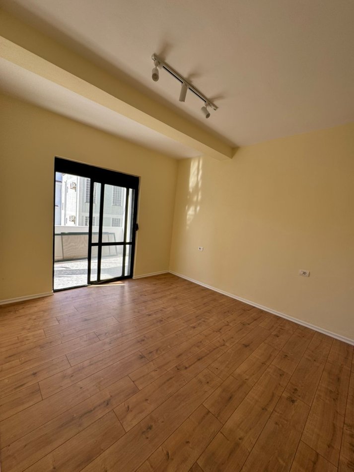 Durres, shitet apartament 2+1+Ballkon Kati 2, 84 m² 98.000 € (rruga Pavaresia)