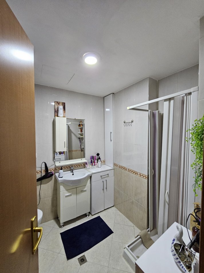 Tirane, jepet me qera apartament 1+1+Ballkon Kati 11, 80 m² 650 € (Rruga e Bogdaneve)