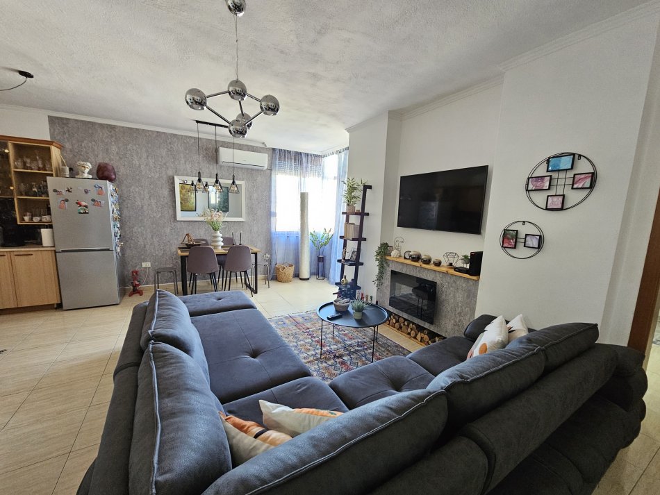 Tirane, jepet me qera apartament 1+1+Ballkon Kati 11, 80 m² 650 € (Rruga e Bogdaneve)