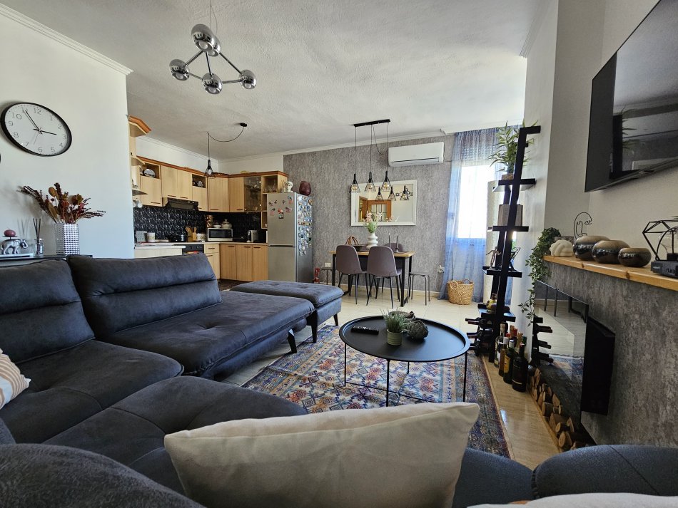 Tirane, jepet me qera apartament 1+1+Ballkon Kati 11, 80 m² 650 € (Rruga e Bogdaneve)