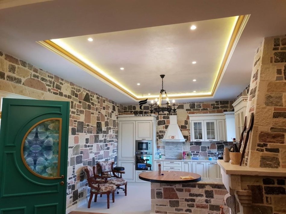 Tirane, shitet shtepi 2+1 Kati 1, 435 m² 190.000 € (PEZE HELMES)
