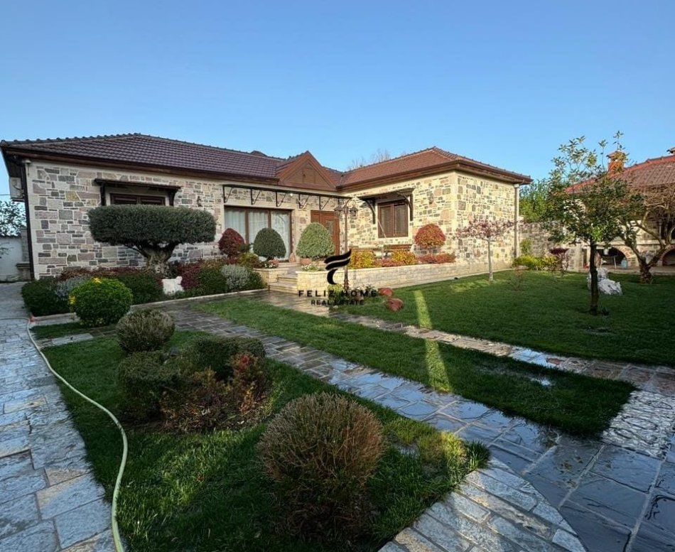 Tirane, shitet shtepi 2+1 Kati 1, 435 m² 190.000 € (PEZE HELMES)