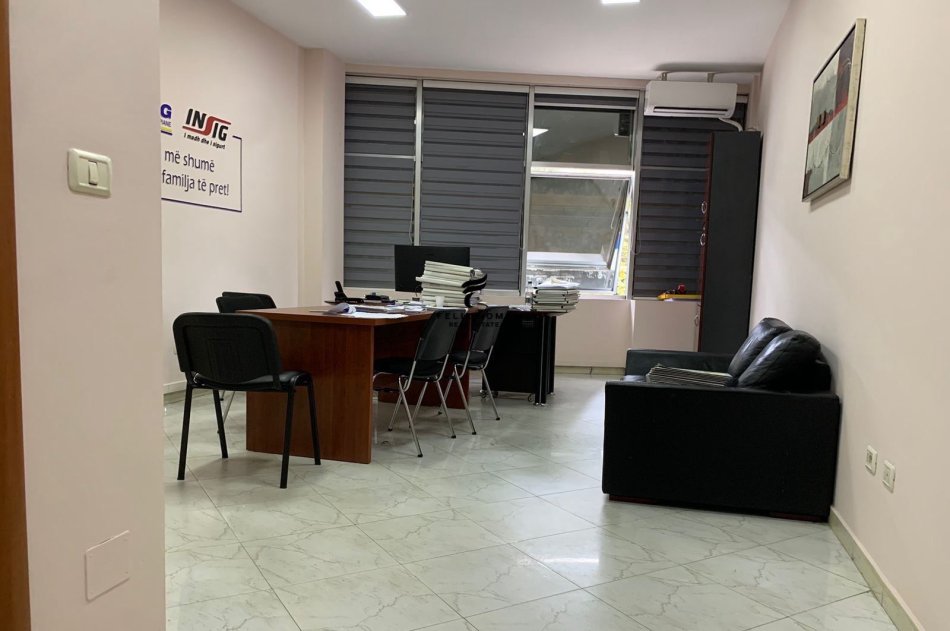 Tirane, jepet me qera zyre Kati 1, 38 m² 700 € (RRUGA ELBASANIT)