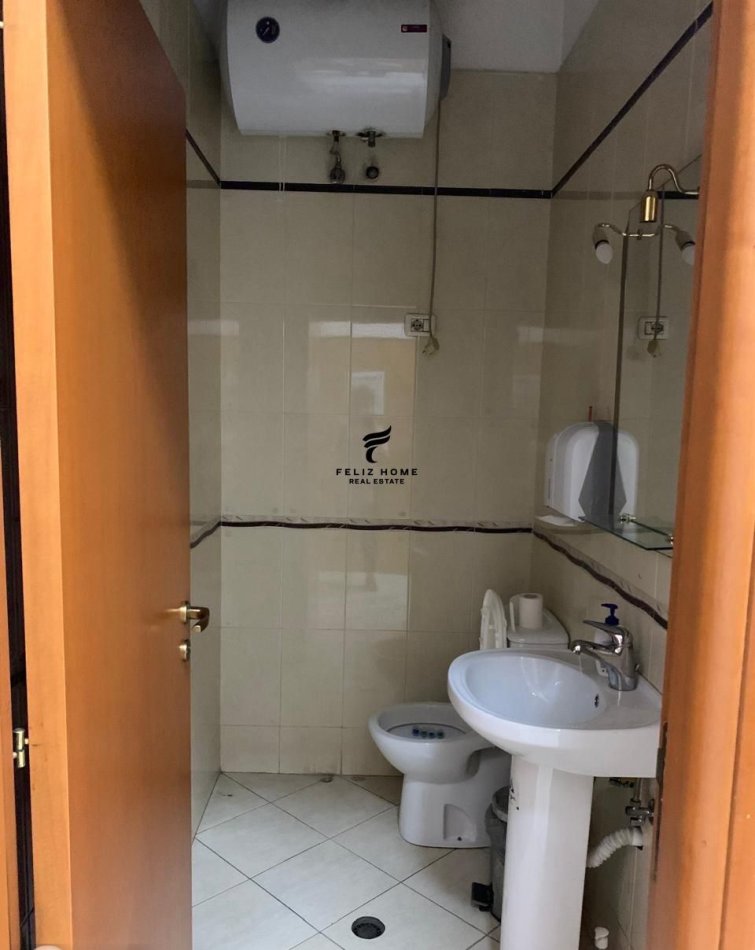 Tirane, jepet me qera zyre Kati 1, 38 m² 700 € (RRUGA ELBASANIT)