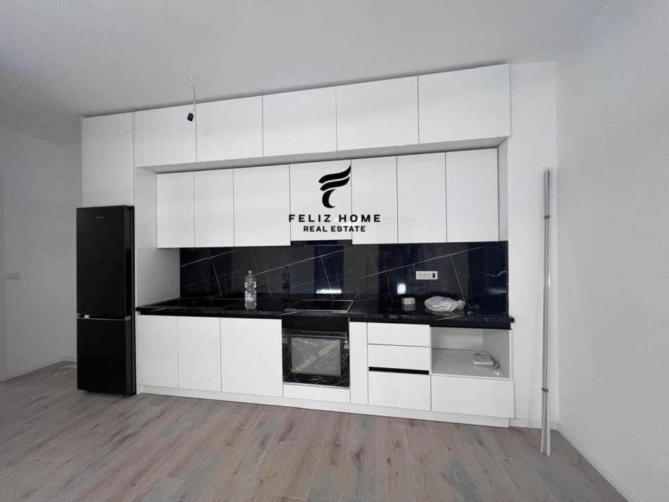 Tirane, jepet me qera zyre Kati 4, 95 m² 600 € (STACIONI TRENIT)