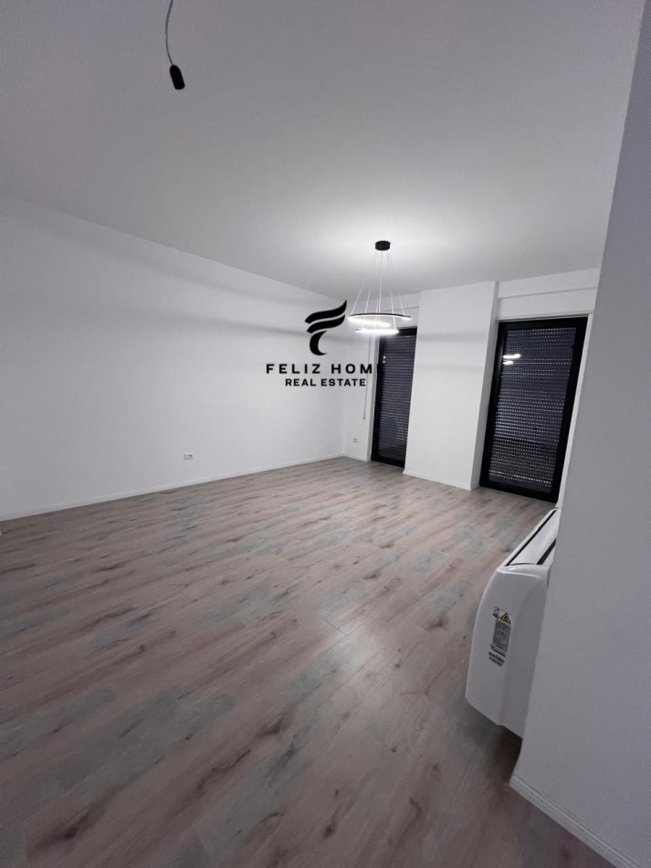Tirane, jepet me qera zyre Kati 4, 95 m² 600 € (STACIONI TRENIT)