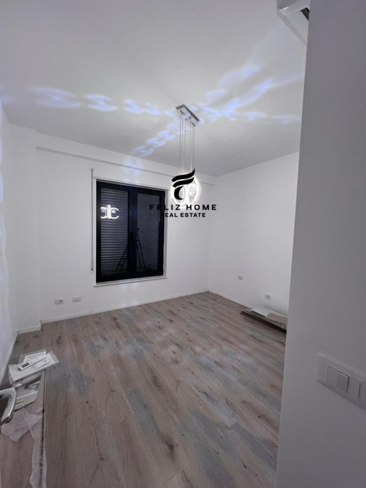 Tirane, jepet me qera zyre Kati 4, 95 m² 600 € (STACIONI TRENIT)
