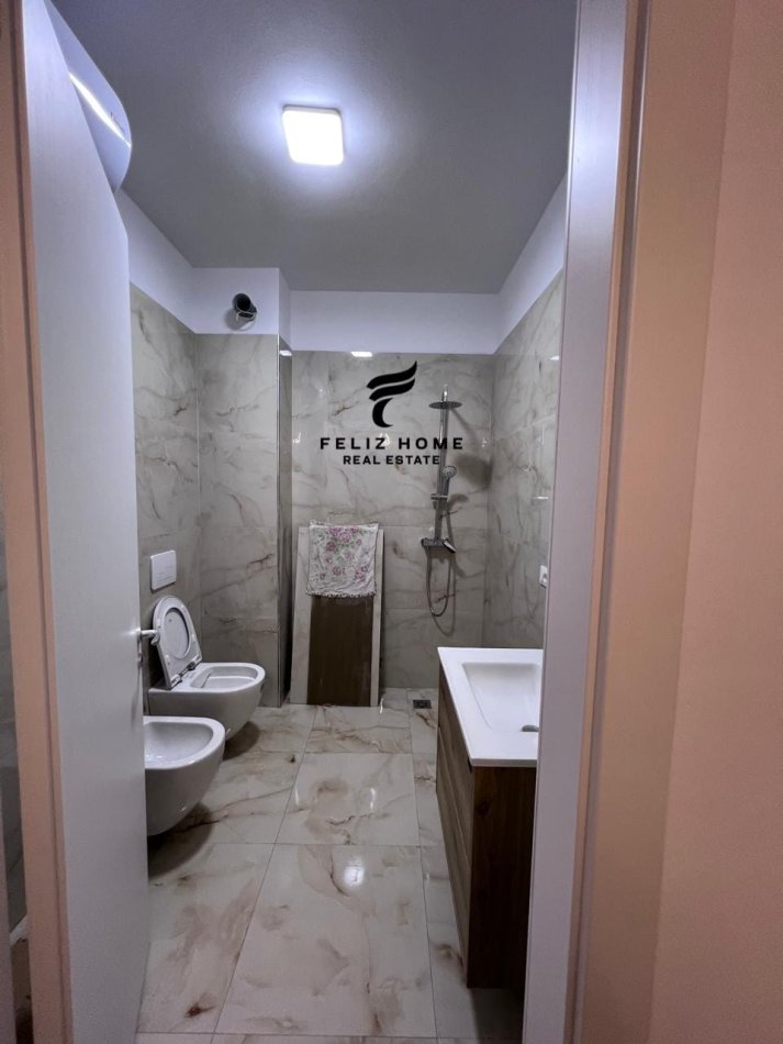 Tirane, jepet me qera zyre Kati 4, 95 m² 600 € (STACIONI TRENIT)