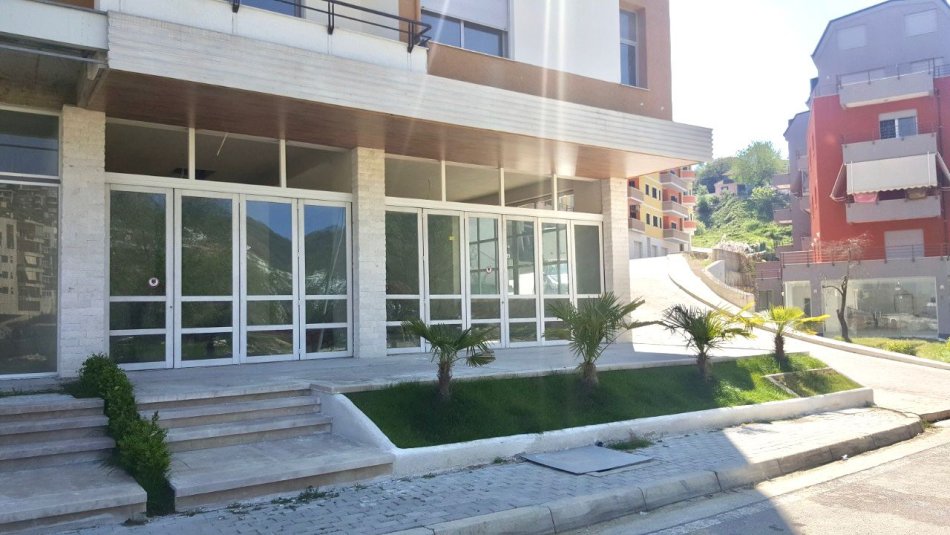 me Qira Ambient: për LOKAL/RESTORANT  📍Liqeni i Thatë ( *1500€/muaj NETO* ) Pas Radissonit | 293 m² | Pamje nga Liqeni i Thate